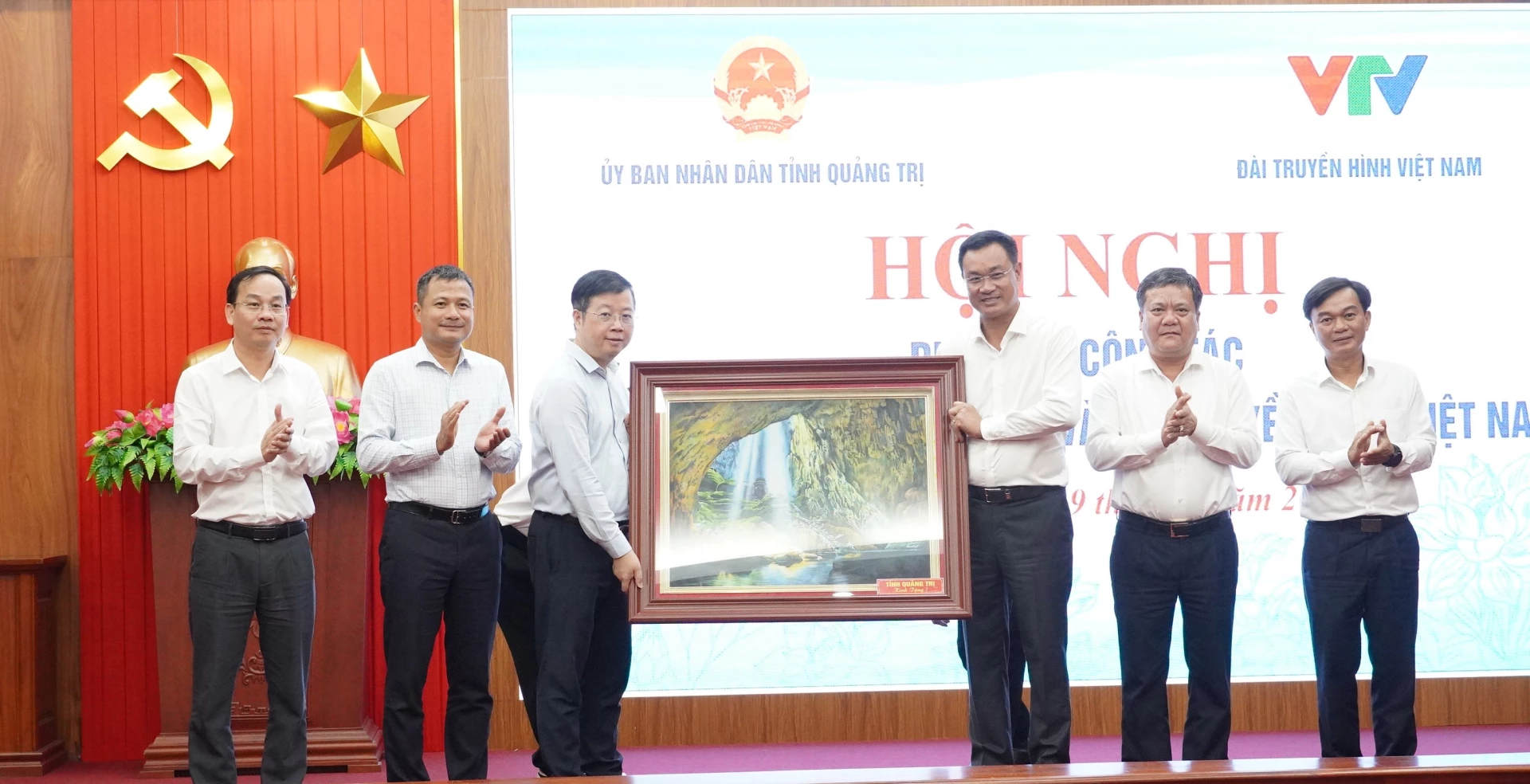 Lãnh đạo tỉnh Quảng Trị tặng quà cho lãnh đạo Đài THVN - Ảnh: QV