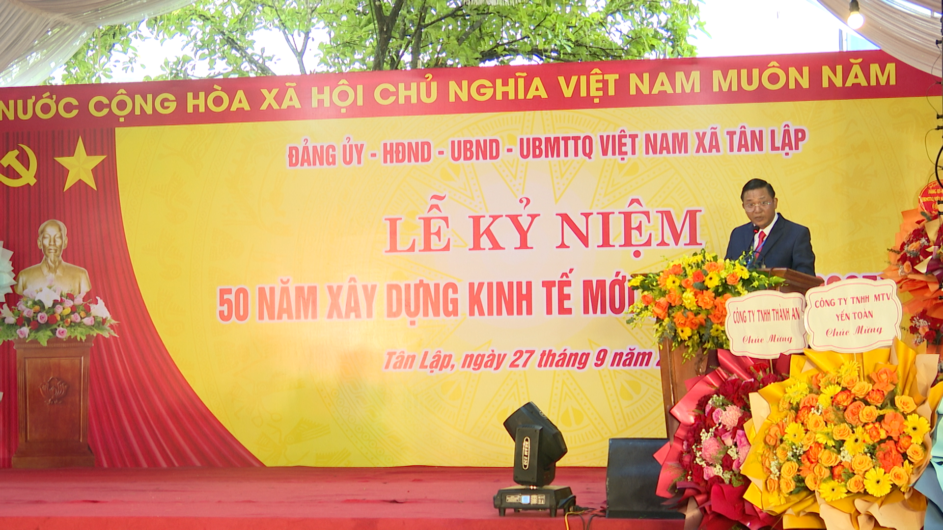 Đồng chí Nguyễn Văn Tư, Phó BTĐU, Chủ tịch UBND xã Tân Lâp đọc diễn văn lễ kỷ niệm 50 năm Xây dựng Kinh tế mới
