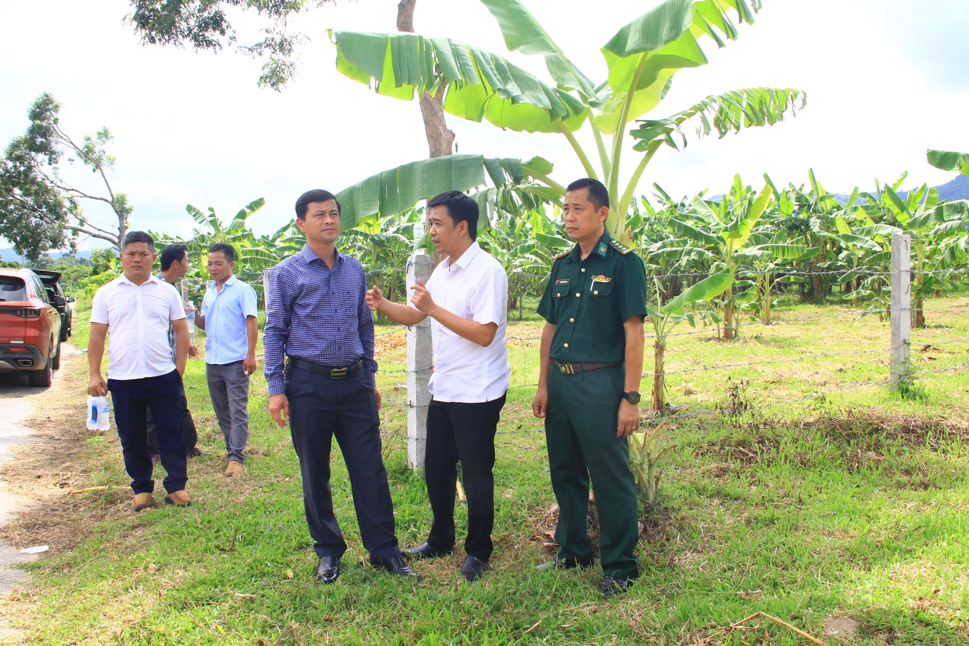 Lãnh đạo xã Lao Bảokhảo sát khu đất 3ha làm điểm tập kết và xây chợ chuối - Ảnh: Q.HẢI