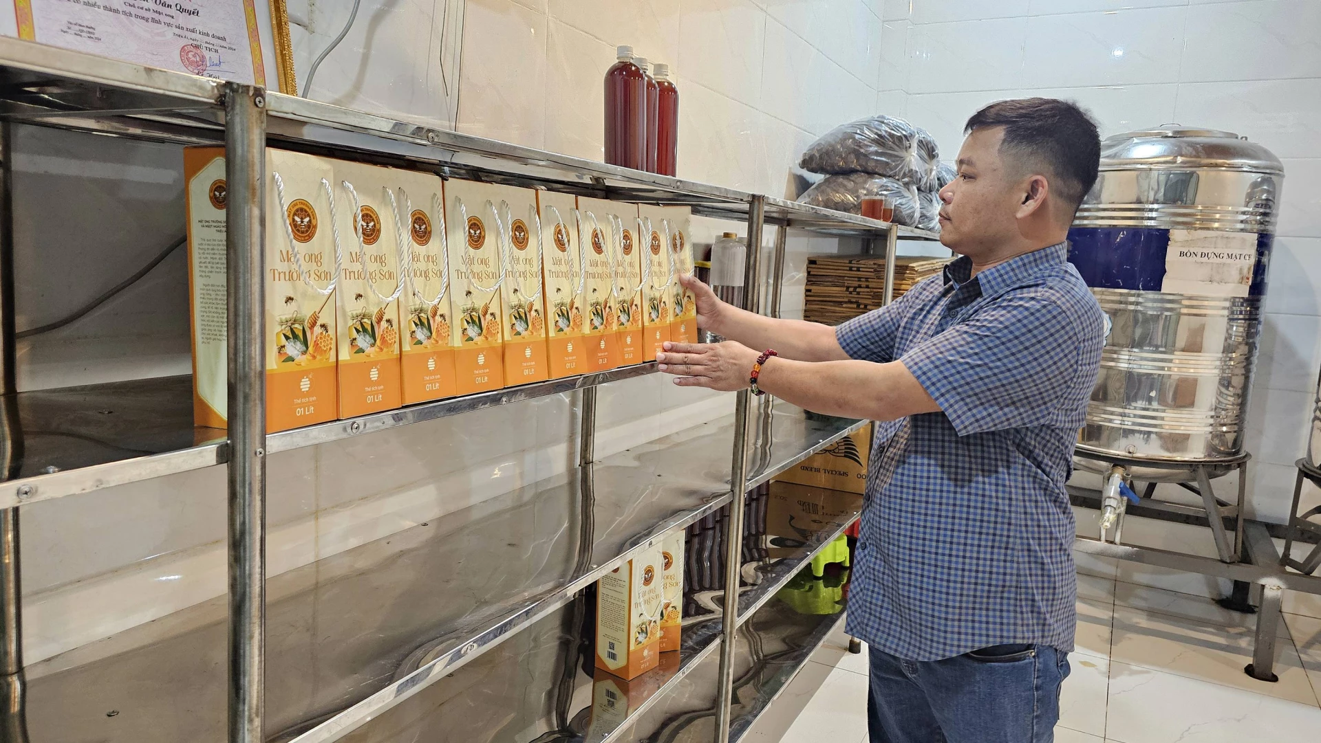 Anh Nguyễn Văn Quyết chăm chút từng sản phẩm mật ong Trường Sơn - Ảnh: L.A