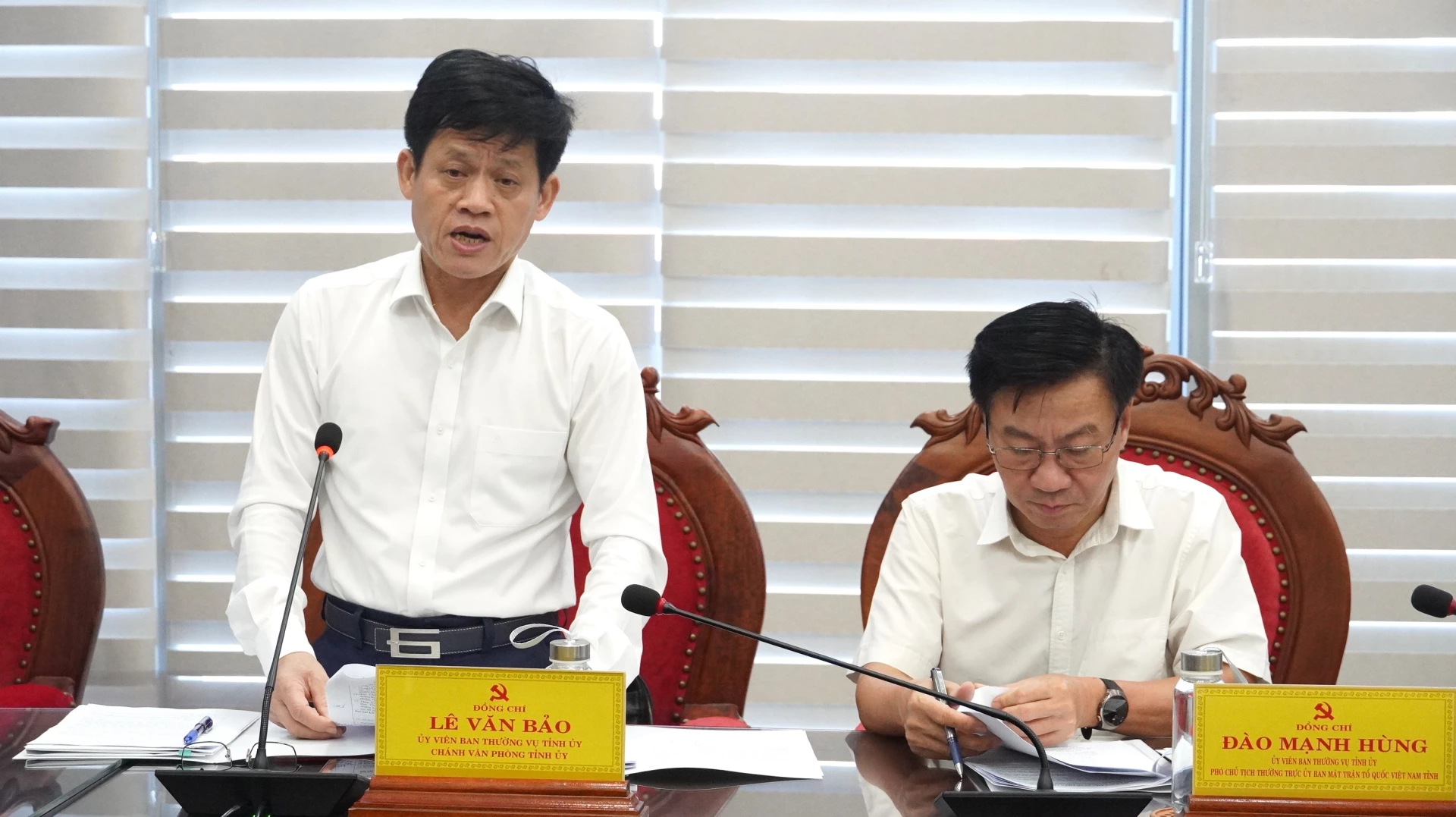 Đồng chí Chánh Văn phòng Tỉnh ủy Lê Văn Bảo báo cáo về công tác chuẩn bị Đại hội - Ảnh: QV