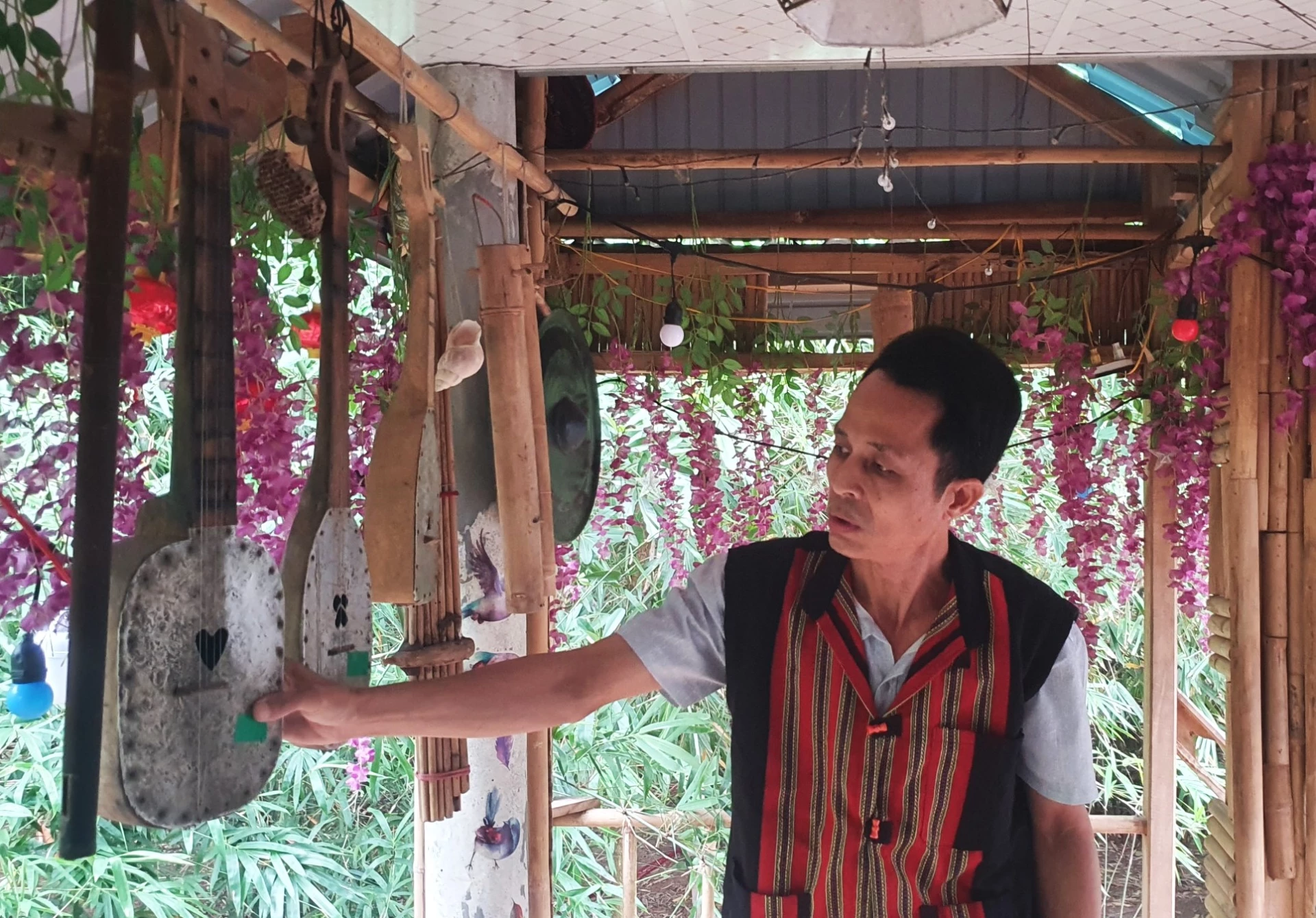 Anh Hồ A Chõ giới thiệu đàn Ta lư mà anh sưu tầm được- Ảnh: S.H