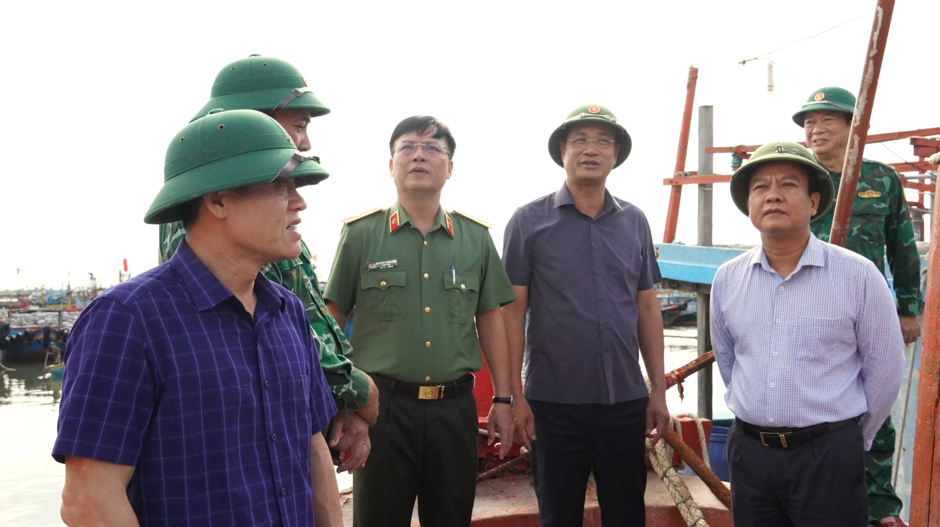 Đồng chí Bí thư Tỉnh ủy Lê Ngọc Quang yêu cầu hướng dẫn ngư dân sắp sếp tàu thuyền neo đậu an toàn - Ảnh: QV
