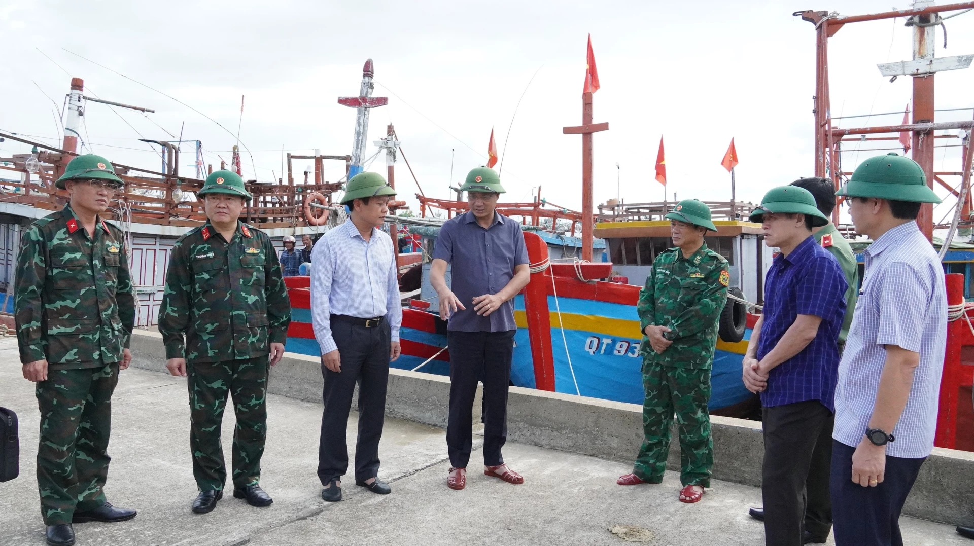 Đồng chí Bí thư Tỉnh ủy Lê Ngọc Quang kiểm tra tại Khu neo đậu tránh trú bão cửa Roòn - Ảnh: QV