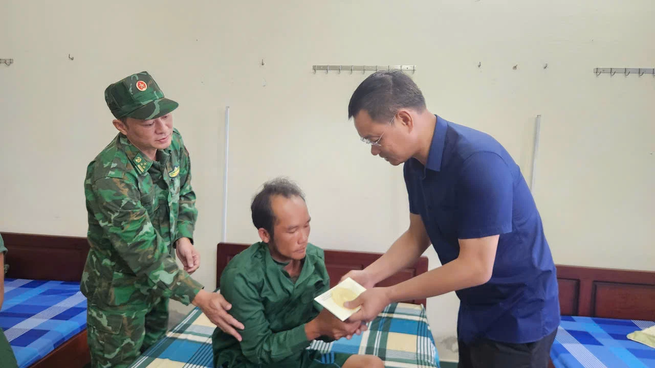 Đồng chí Bí thư Tỉnh ủy Lê Ngọc Quang thăm, động viên các ngư dân - Ảnh: QV