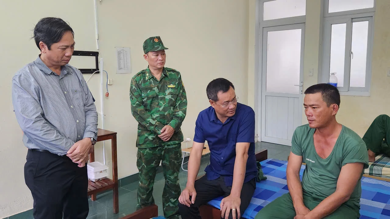 Đồng chí Bí thư Tỉnh ủy Lê Ngọc Quang yêu cầu lực lượng chức năng tiếp tục quan tâm, hỗ trợ các điều kiện tốt nhất để đảm bảo sức khỏe cho các ngư dân - Ảnh: QV