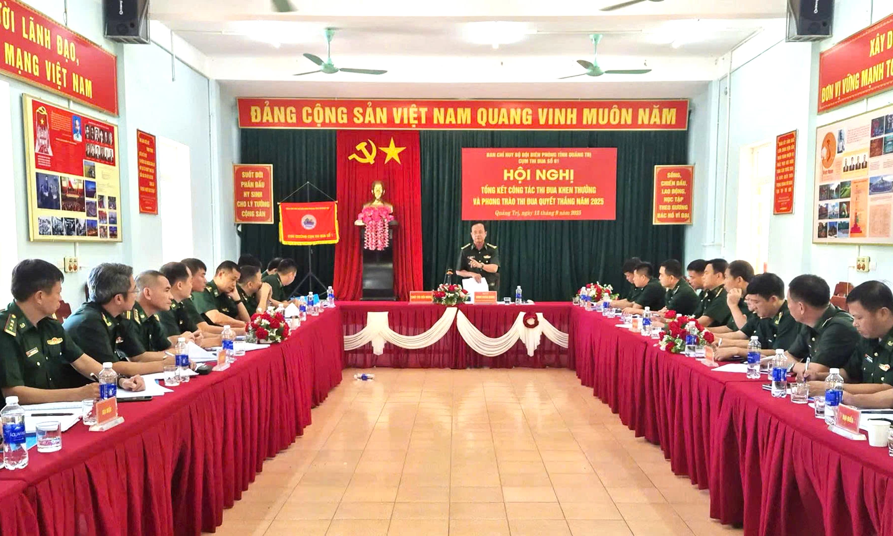 Quang cảnh hội nghị tổng kết tại đơn vị tuyến rừng.