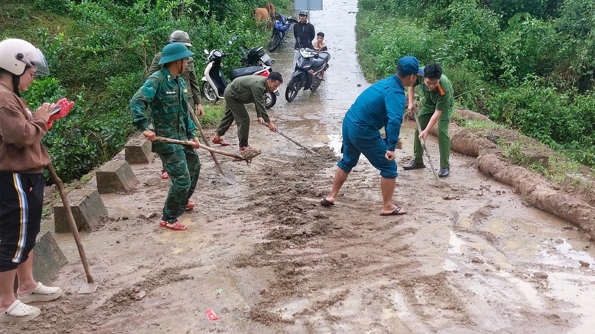 CBCS Biên phòng và lực lượng địa phương khơi thông bùn tắc các tuyến đường giao thông trên biên giới - Ảnh: N.H