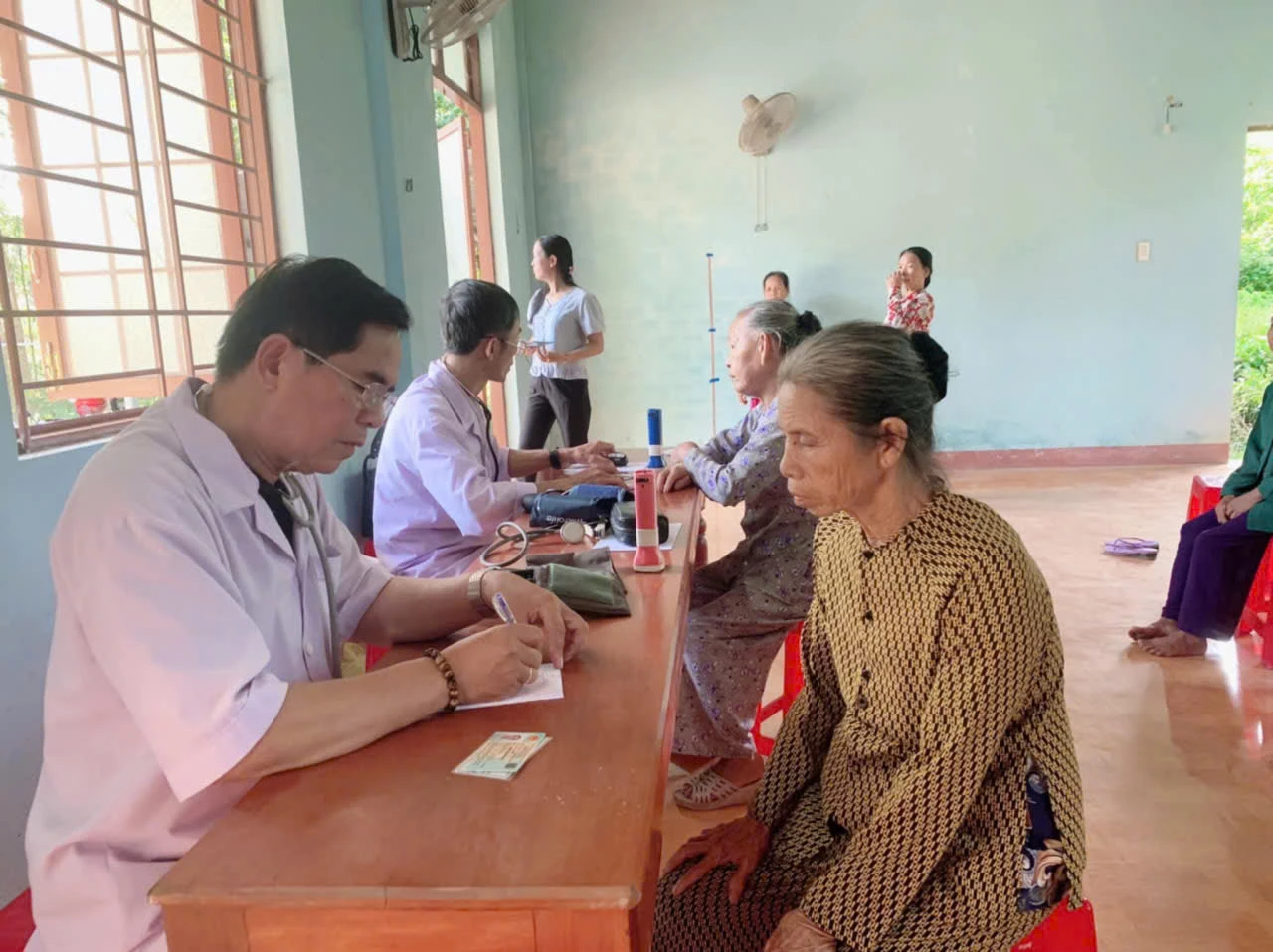 Khám sức khỏe và lập hồ sơ quản lý sức khỏe cho người cao tuổi thôn Tây Sơn, xã Nam Hải Lăng - Ảnh: L.H