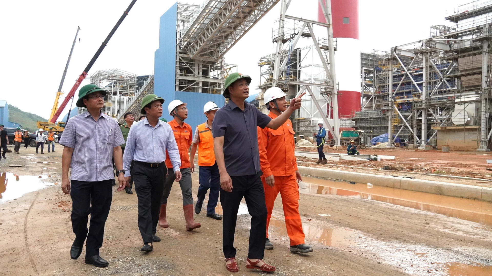 Đồng chí Bí thư Tỉnh ủy Lê Ngọc Quang kiểm tra công tác ứng phó bão số 10 tại Nhà máy Nhiệt điện Quảng Trạch I - Ảnh: QV