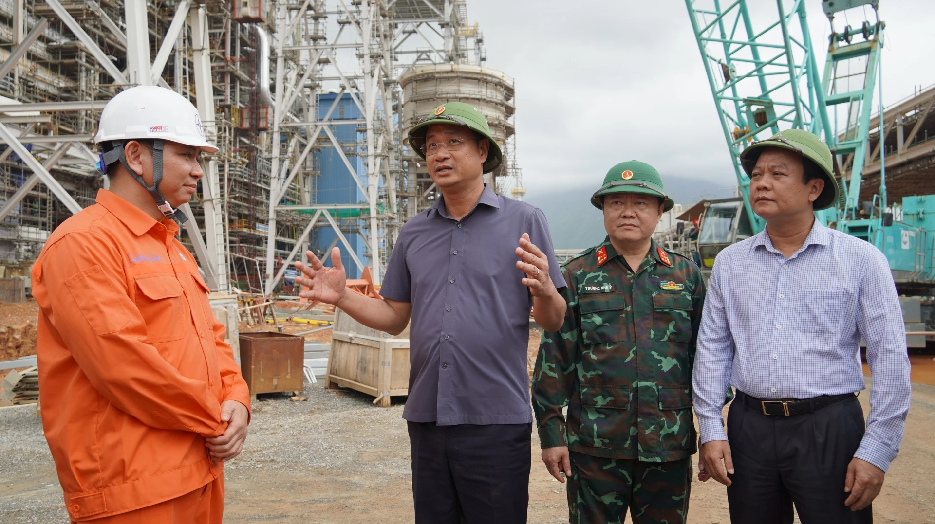 Đồng chí Bí thư Tỉnh ủy Lê Ngọc Quang yêu cầu “chuyển từ trạng thái thi công sang chủ động rứng phó” với bão số 10 - Ảnh: QV