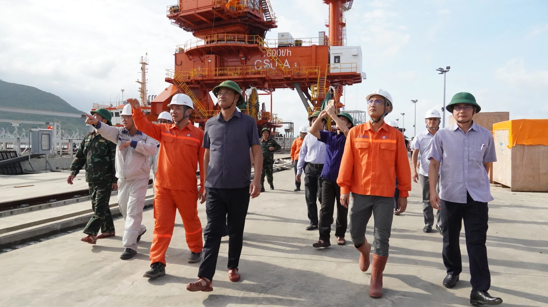 Đồng chí Bí thư Tỉnh ủy Lê Ngọc Quang đề nghị đơn vị thi công khẩn trương tập kết các phương tiện, máy móc đến nơi an toàn - Ảnh: QV