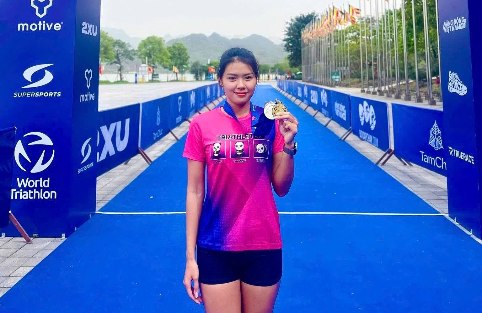 Như Quỳnh trong niềm vui chiến thắng tại giải Triathlon cup thế giới và vô địch quốc gia năm 2025 - Ảnh: NVCC