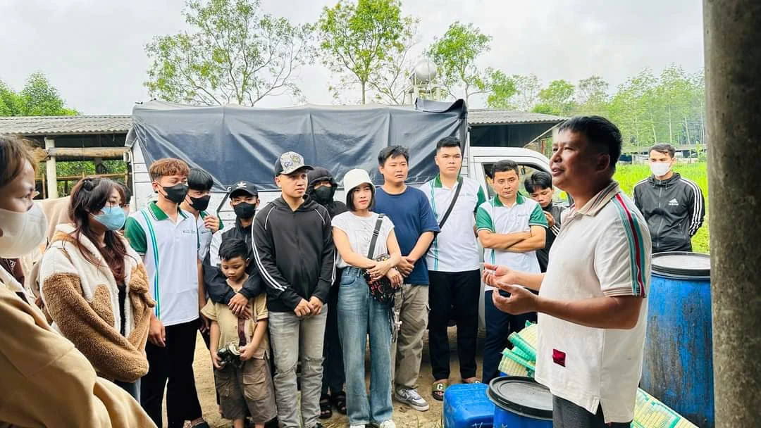 “Nhà khoa học của nhà nông” năm 2025 Đặng Văn Vương chia sẻ với nông dân Quảng Trị về sản xuất nông nghiệp hữu cơ.