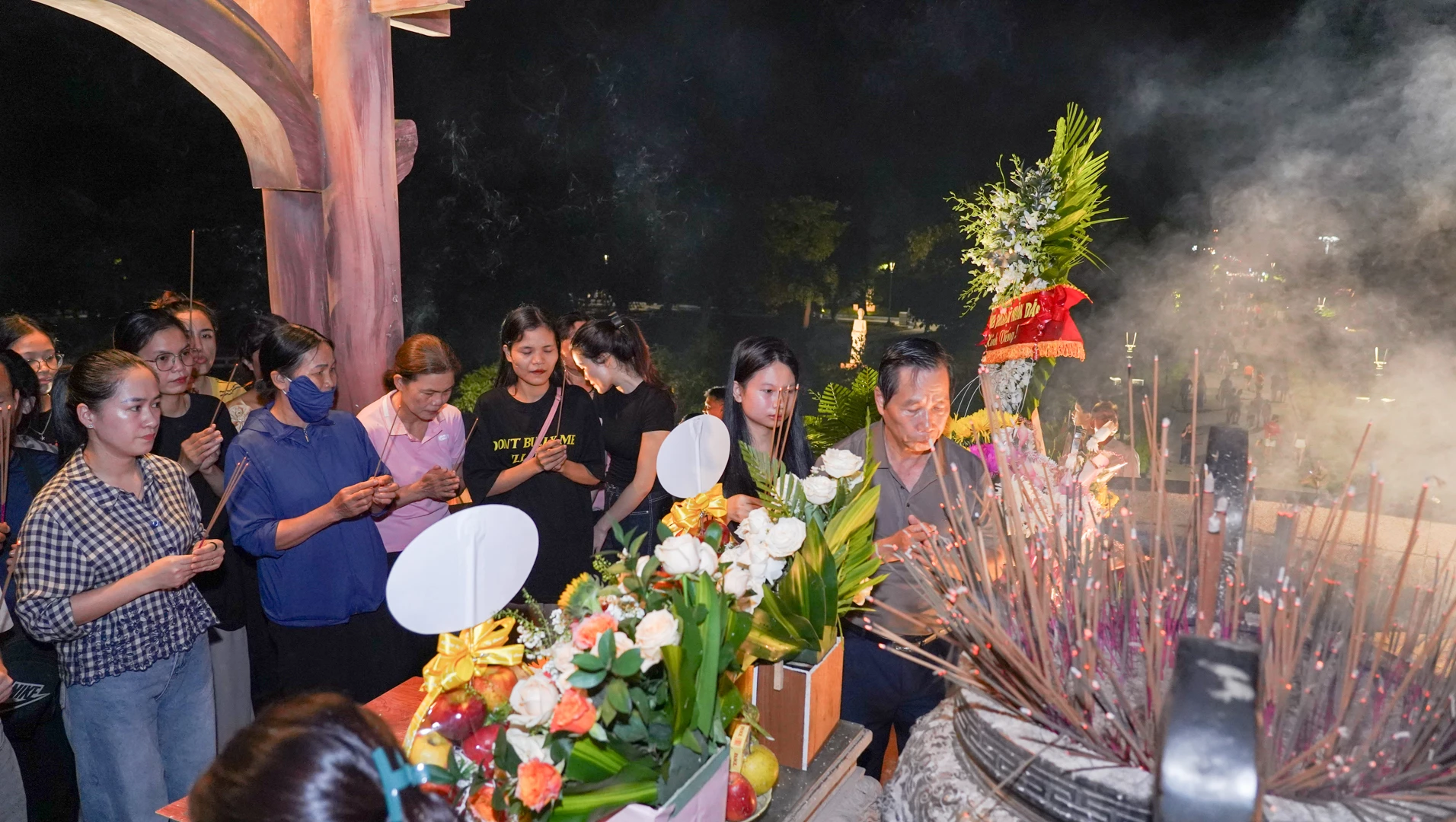 Nhiều bà con thành kính dâng nén hương tri ân các anh hùng liệt sĩ tại Thành Cổ Quảng Trị trước khi xem phim  Mưa đỏ 
