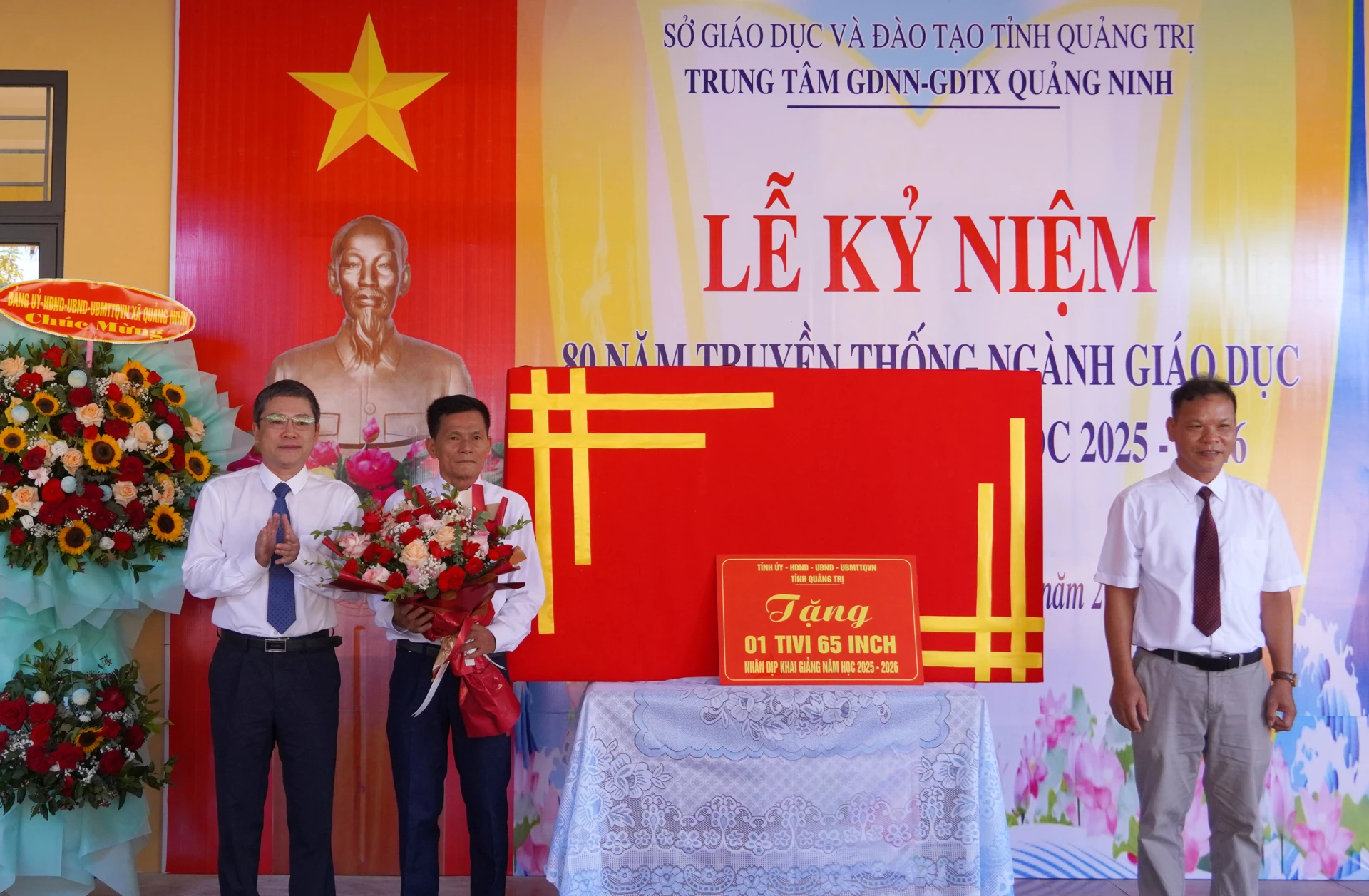 Phó Chủ tịch UBND tỉnh Phan Phong Phú tặng hoa và quà cho Trung tâm Giáo dục nghề nghiệp-Giáo dục thường xuyên Quảng Ninh - N.H 