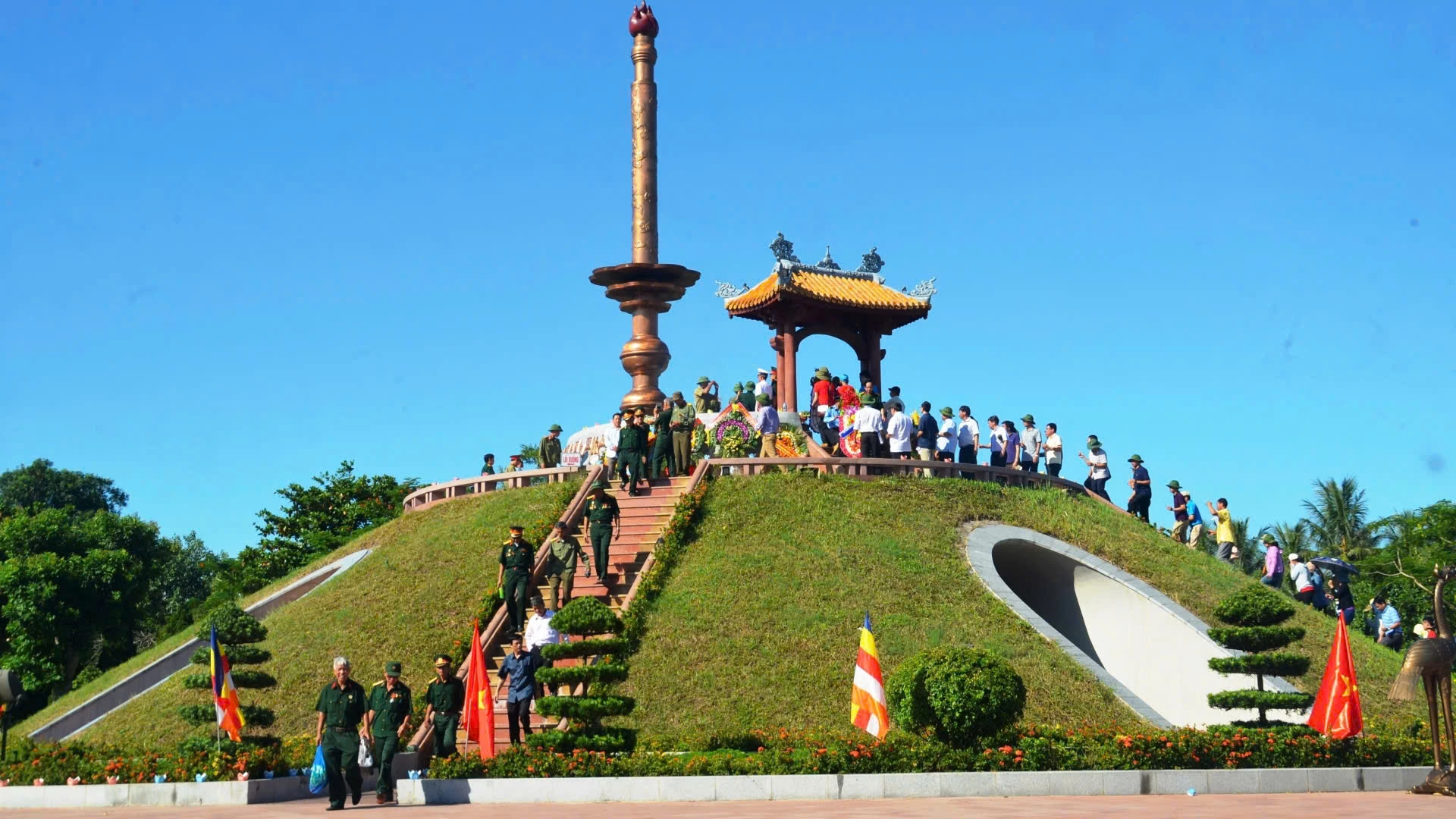 Du khách tham quan di tích Thành Cổ Quảng Trị - Ảnh: D.H