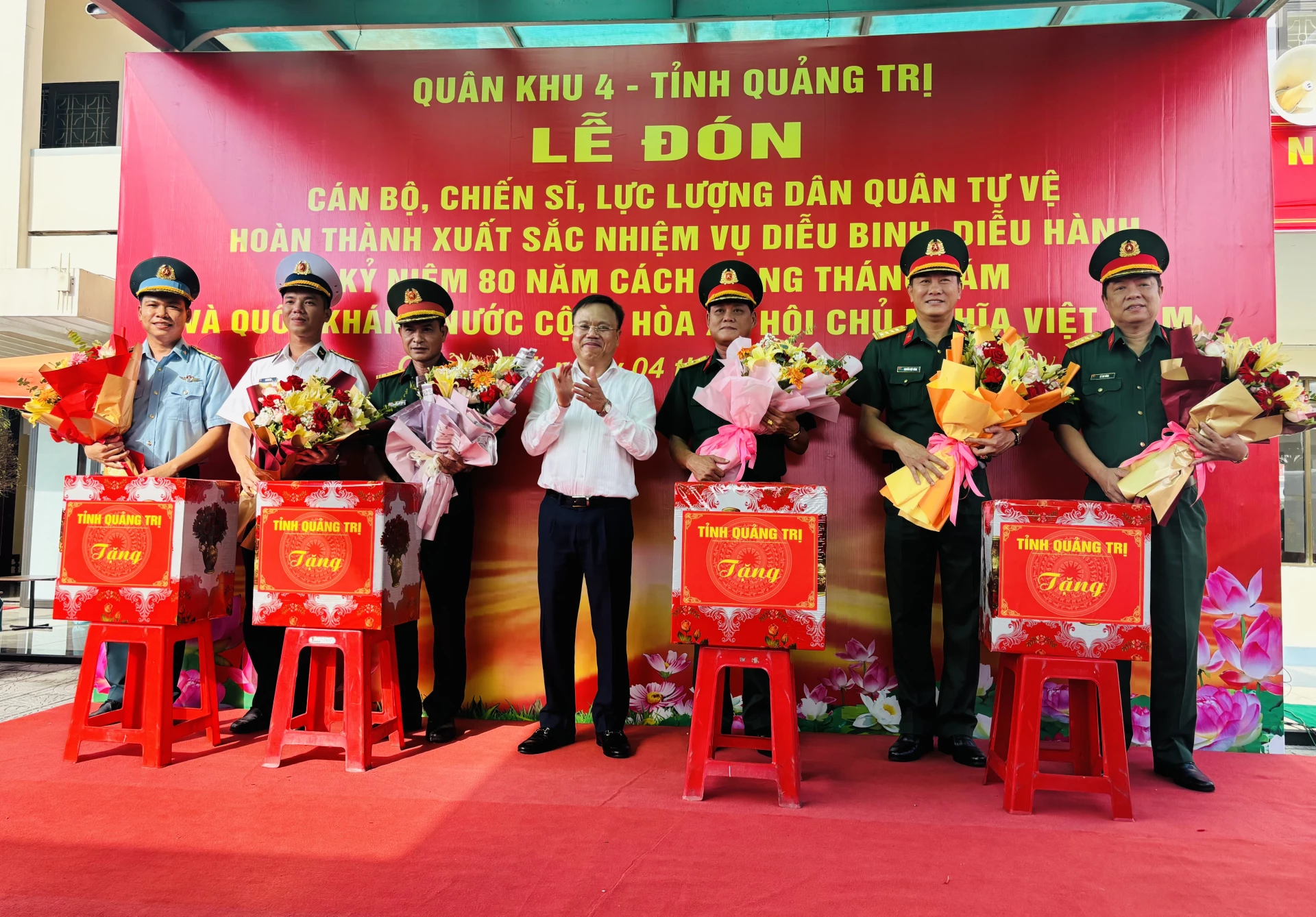 Phó Chủ tịch UBND tỉnh Lê Đức Tiến tặng hoa, quà chúc mừng các đơn vị - Ảnh: K.H