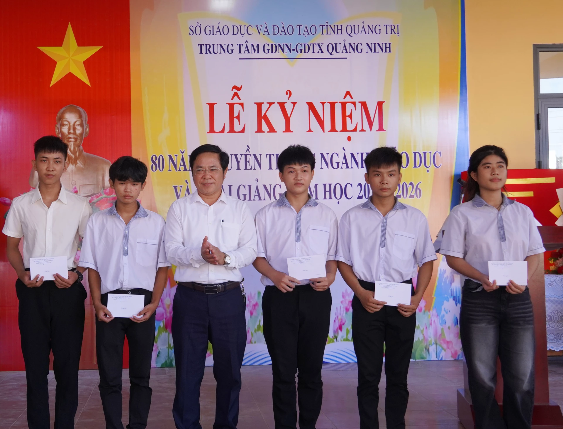 Trao tặng học bổng cho học sinh có thành tích trong học tập tại Trung tâm Giáo dục nghề nghiệp-Giáo dục thường xuyên Quảng Ninh - Ảnh: N.H