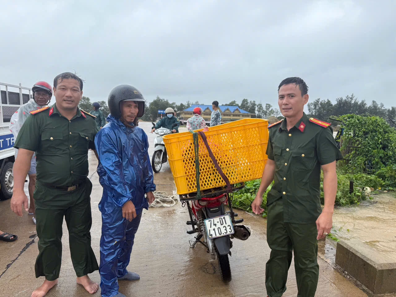 Công an xã Nam Cửa Việt trao tài sản, phương tiện do nước lũ cuốn trôi cho người dân - Ảnh: T.T