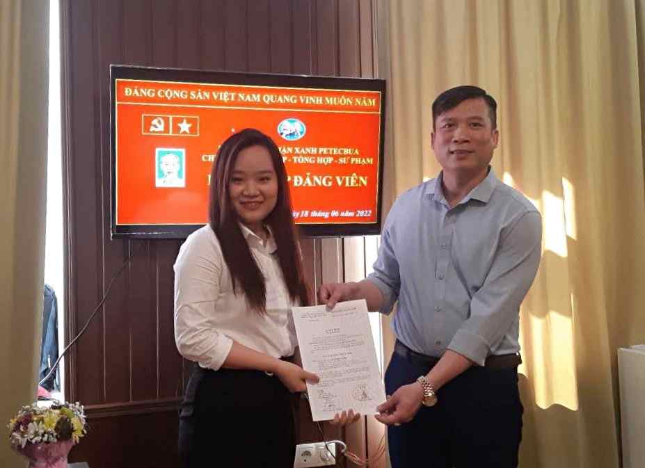 Nguyễn Thị Thu Thảo được kết nạp Đảng trên quê hương Cách mạng Tháng Mười - Ảnh: NVCC