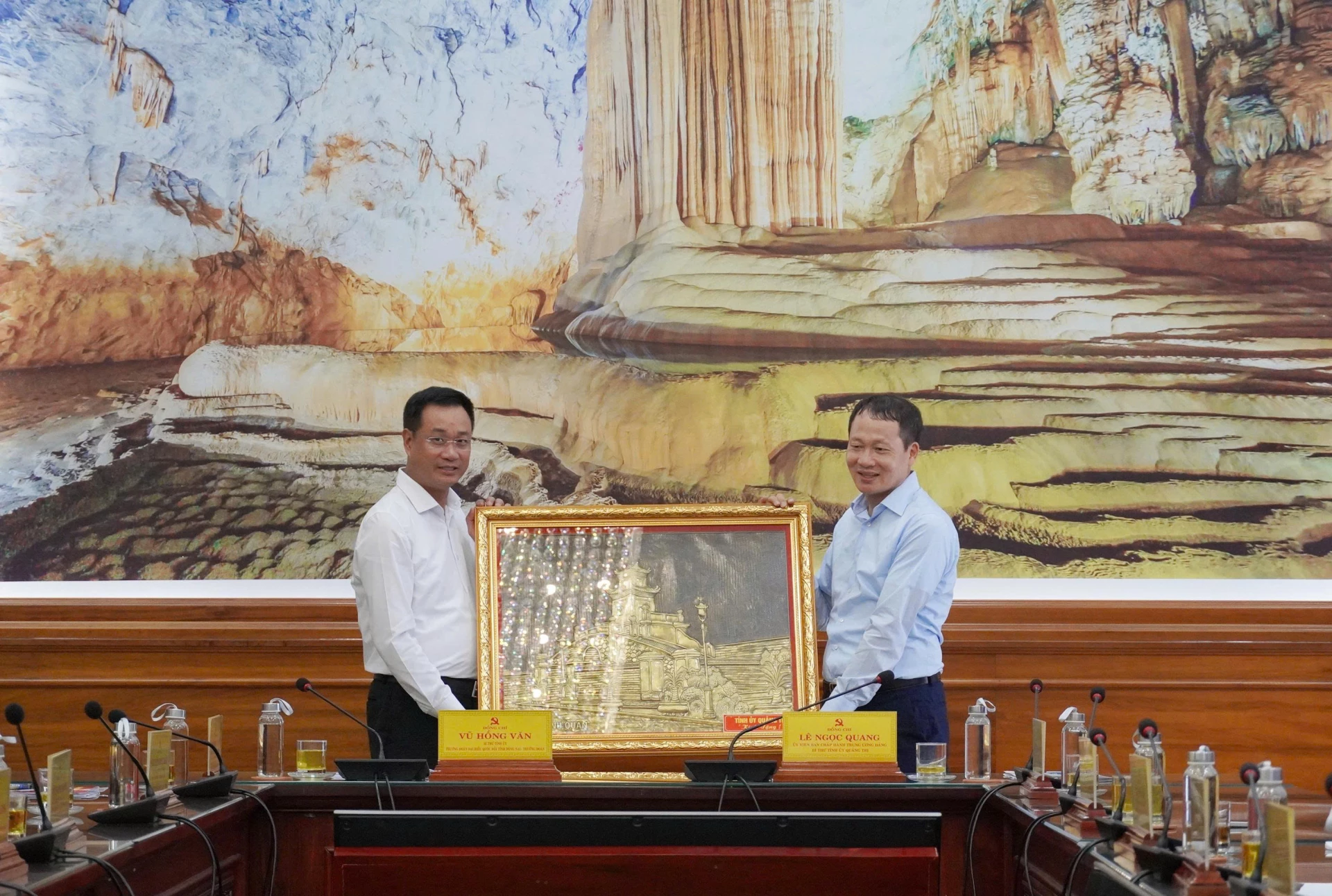 Bí thư Tỉnh ủy Quảng Trị Lê Ngọc Quang tặng quà cho Ban Thường vụ Tỉnh ủy Đồng Nai - Ảnh: XP