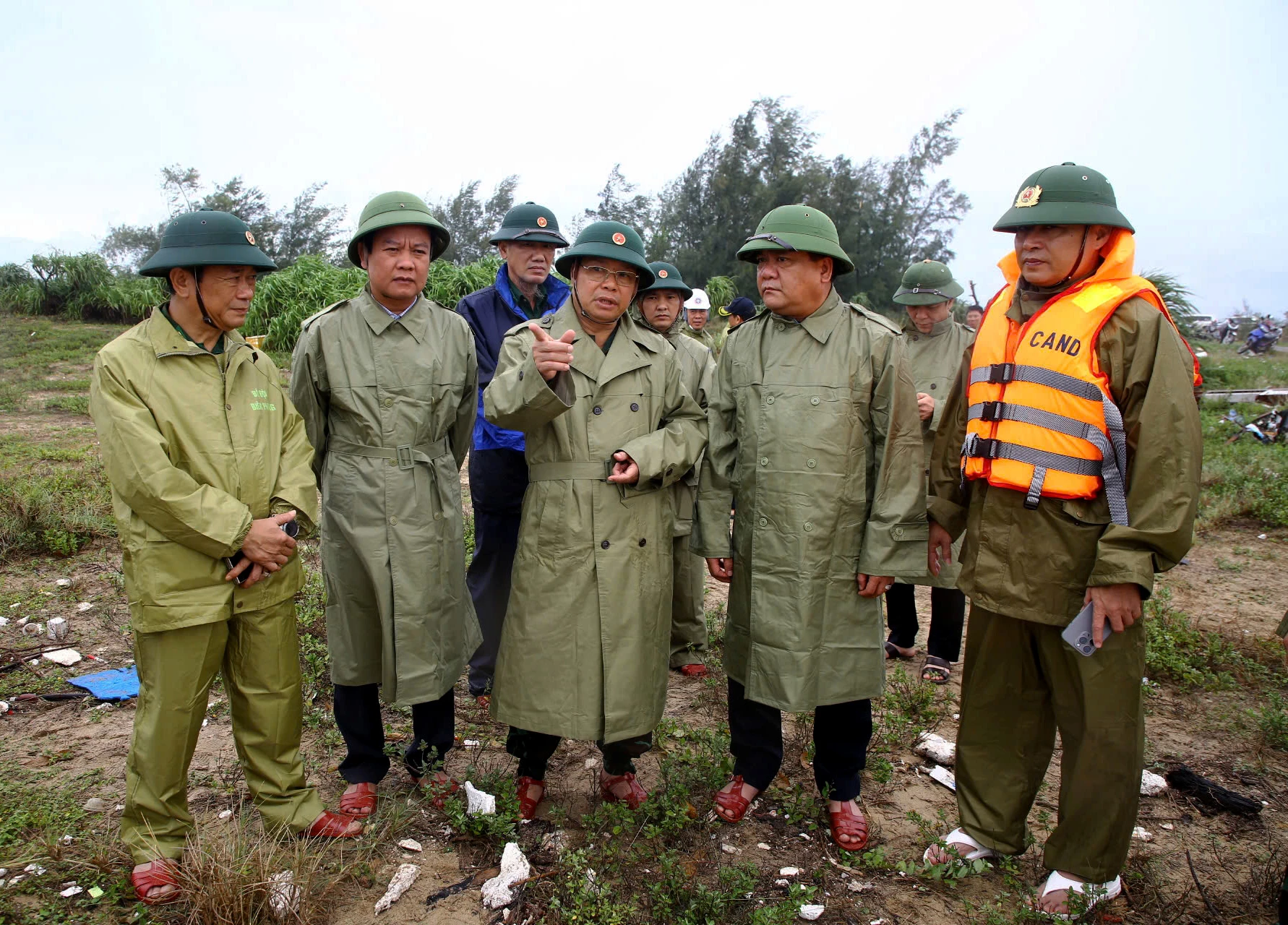 Đồng chí Trần Phong, Phó Bí thư Tỉnh ủy, Chủ tịch UBND tỉnh chỉ đạo công tác tìm kiếm ngư dân mất tích tại phường Bắc Gianh - Ảnh: Xuân Phú