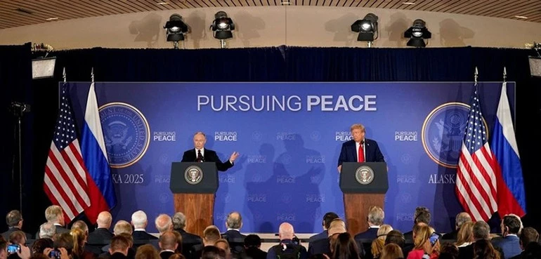 Tổng thống Mỹ Donald Trump và Tổng thống Nga Vladimir Putin họp báo sau cuộc hội đàm.