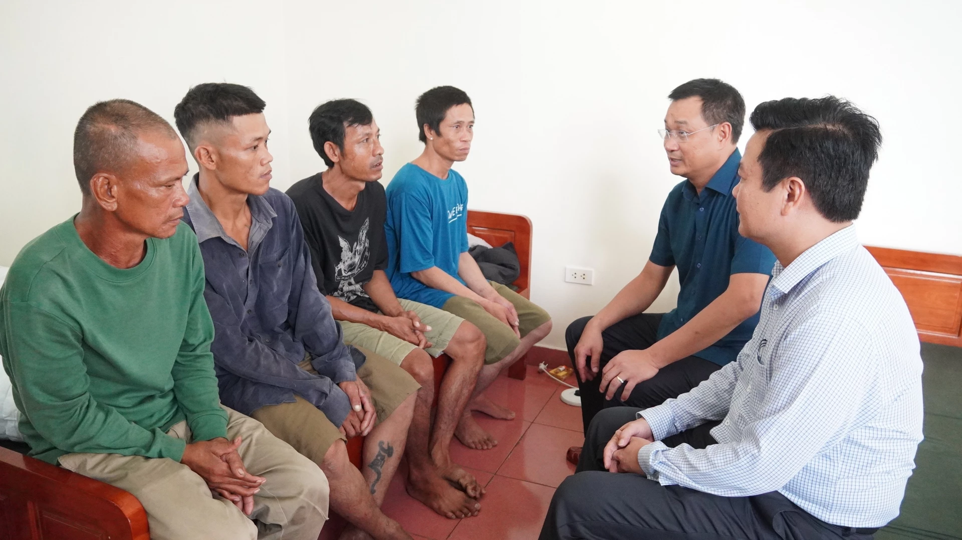 Đồng chí Bí thư Tỉnh ủy Lê Ngọc Quang đến thăm, động viên các ngư dân được đưa vào bờ an toàn  - Ảnh: QV