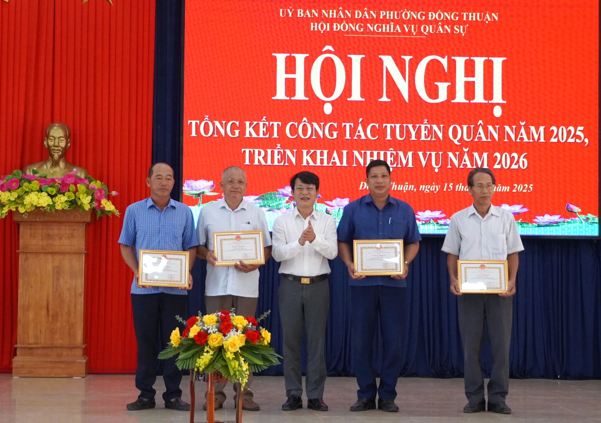 Lãnh đạo phường Đồng Thuận trao giấy khen cho các tập thể đạt thành tích xuất sắc trong công tác tuyển quân 2025. Ảnh: H.Tr.