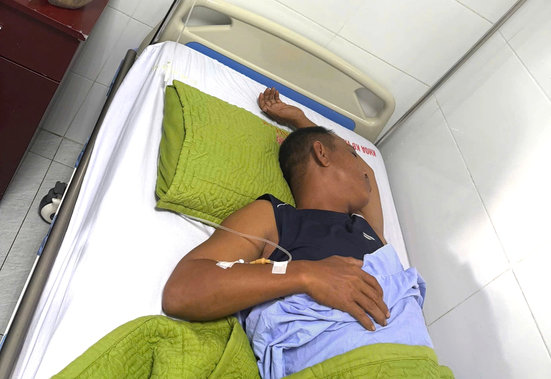 Ông Đoàn bị thương đang được điều trị tại bệnh viện - Ảnh: Trung Đức
