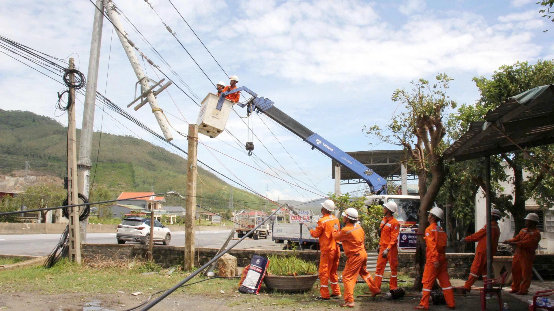 Các kỹ sư, công nhân EVNCPC khẩn trương khôi phục hệ thống lưới điện bị sự cố do bão số 10 tại khu vực phía Bắc tỉnh Quảng Trị - Ảnh: V.M