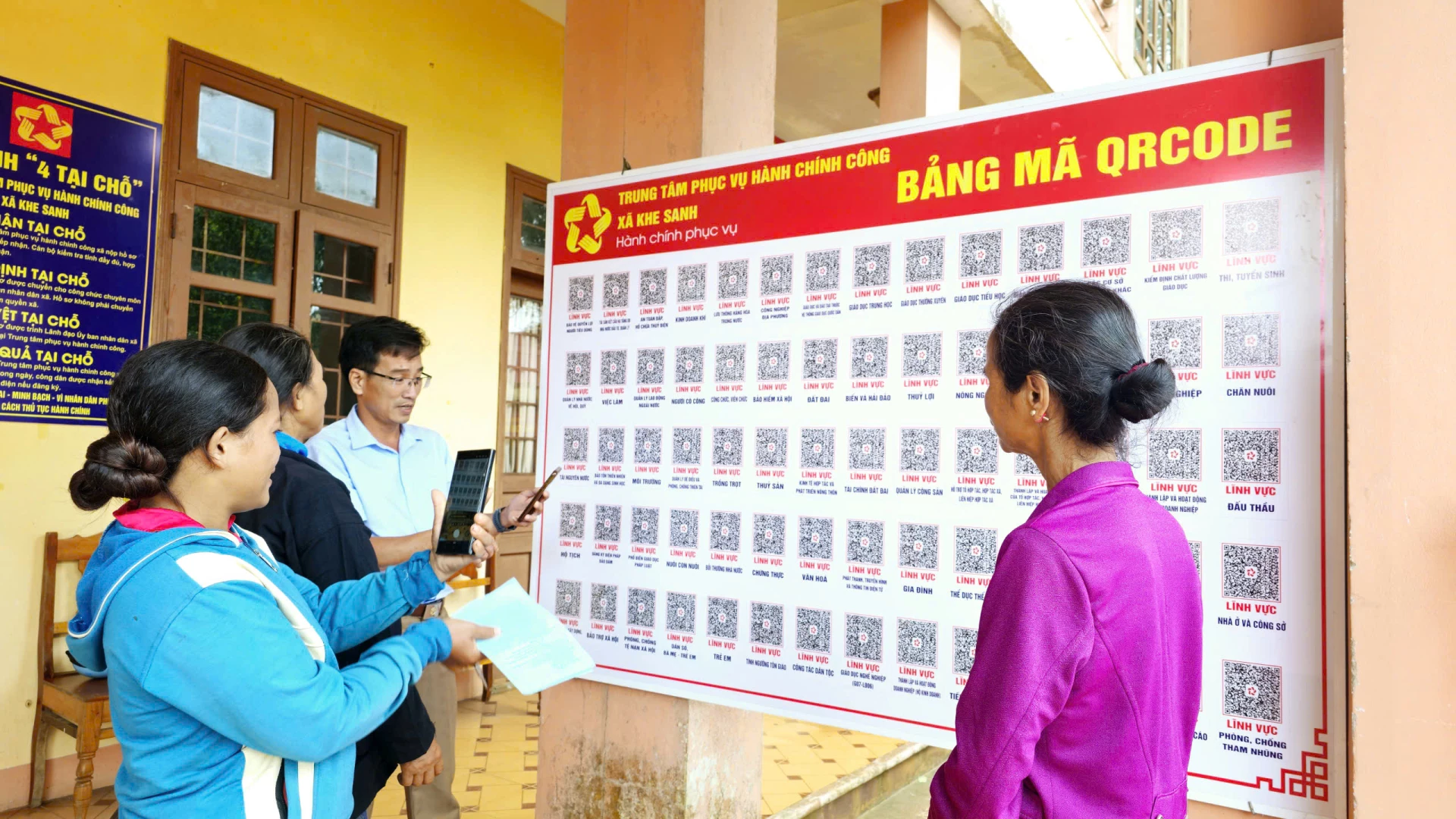 Mã QR-Code được niêm yết công khai giúp người dân dễ dàng tra cứu thông tin thủ tục tại Trung tâm Phục vụ hành chính công xã Khe Sanh - Ảnh: T.T