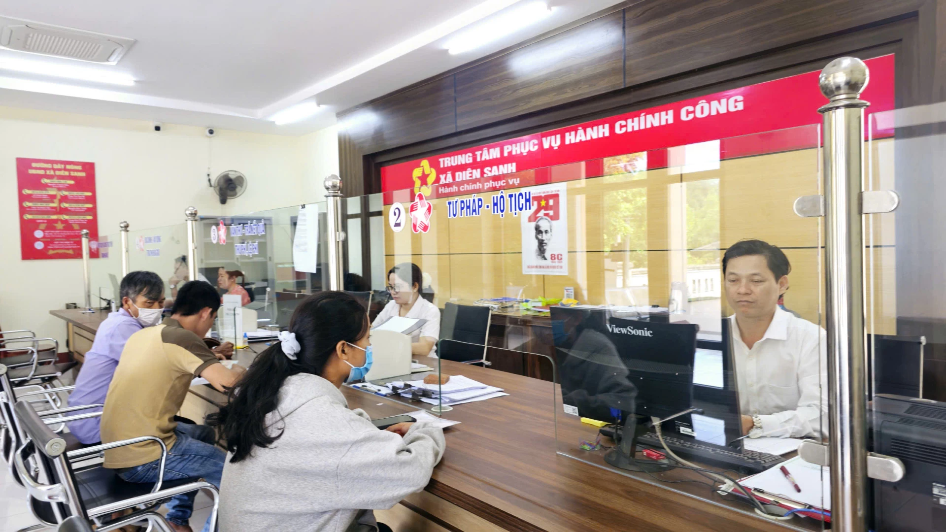 Trung tâm Phục vụ hành chính công xã Diên Sanh là đơn vị đi đầu trong việc “xanh hóa”quy trình, hướng tới một nền hành chính hiện đại, thân thiện - Ảnh: T.T