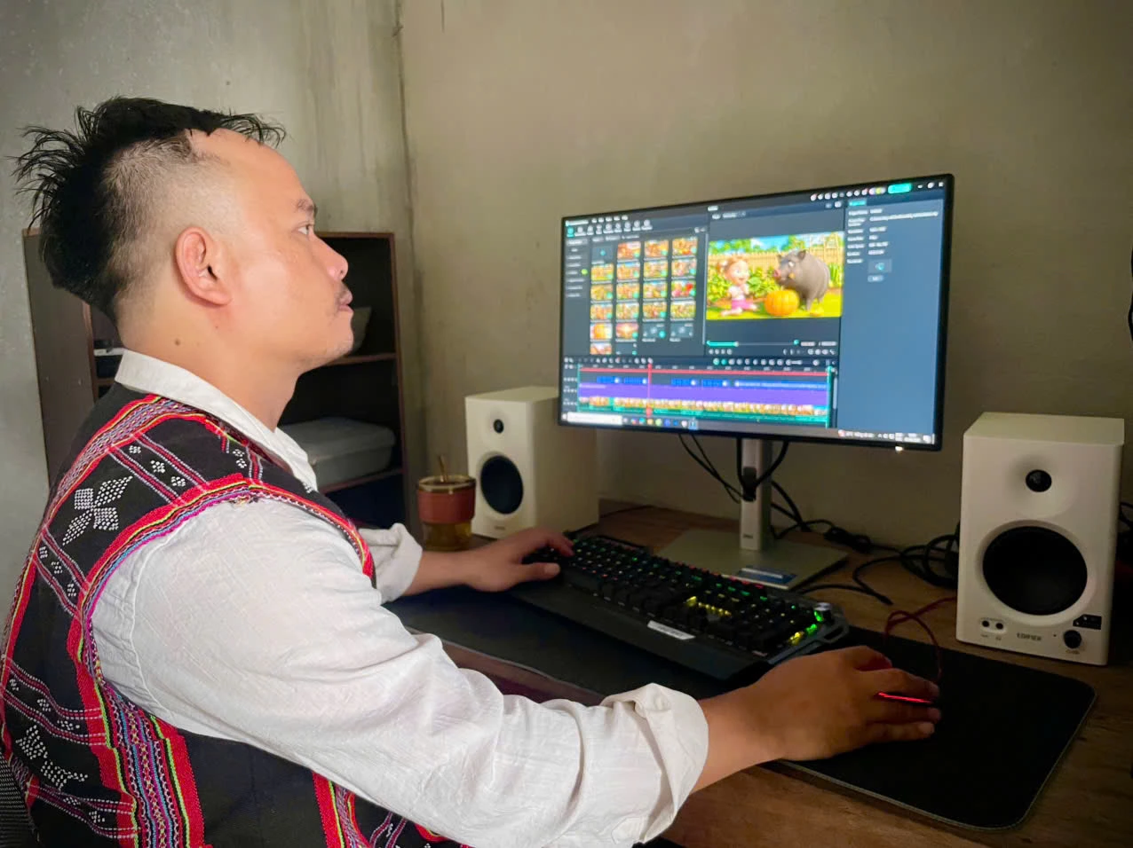 Hồ Văn Ngởi say mê nghiên cứu ứng dụng công cụ AI để tạo nên những bài hát thiếu nhi bằng tiếng Pa Kô - Ảnh: T.T