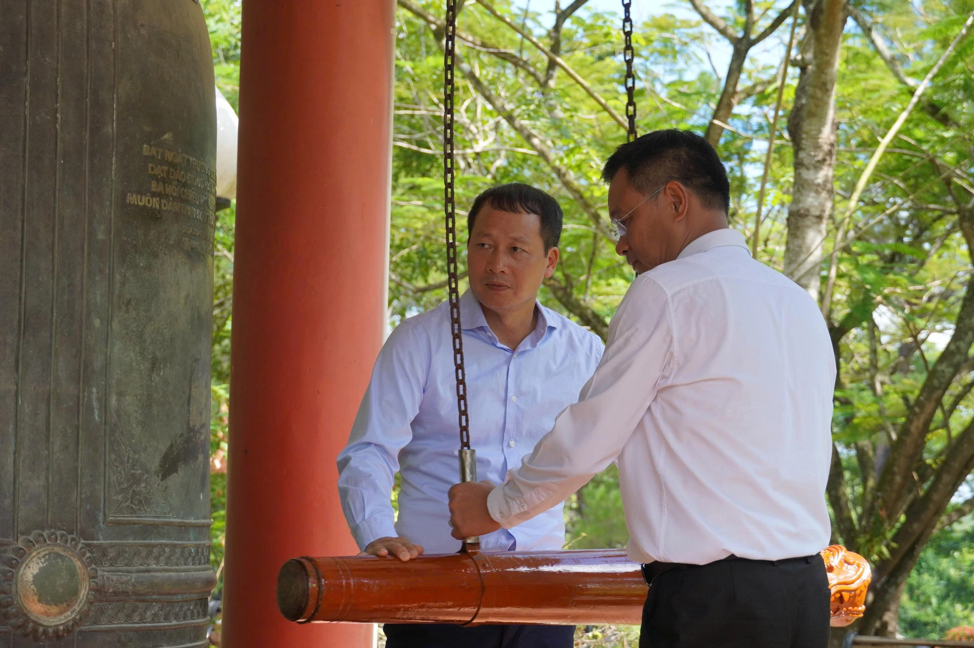 Bí thư Tỉnh ủy Đồng Nai Vũ Hồng Văn và Bí thư Tỉnh ủy Quảng Trị Lê Ngọc Quang thực hiện nghi thức thỉnh chuông tại Nghĩa trang Liệt sĩ Quốc gia Trường Sơn - Ảnh: XP