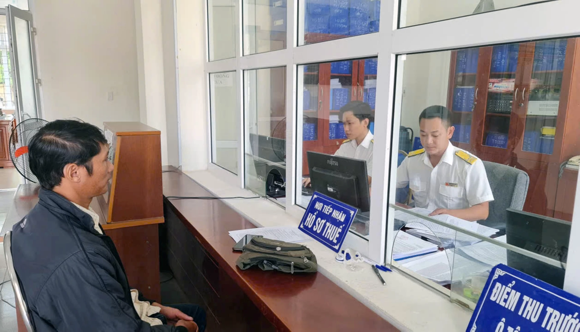 Hỗ trợ người nộp thuế hoàn thiện các thủ tục về thuế - Ảnh: L.C