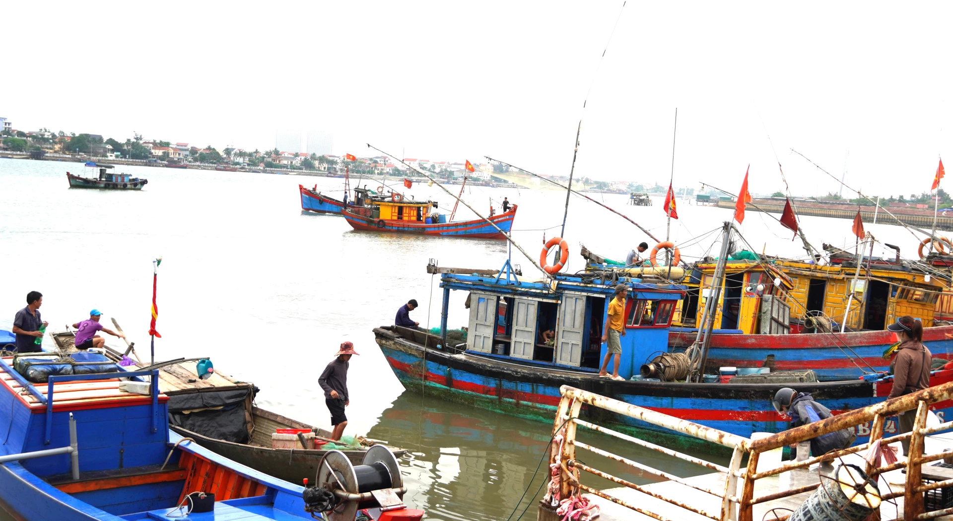 Thuyền cập bến tại Cảng cá phường Đồng Hới - Ảnh: H.TR
