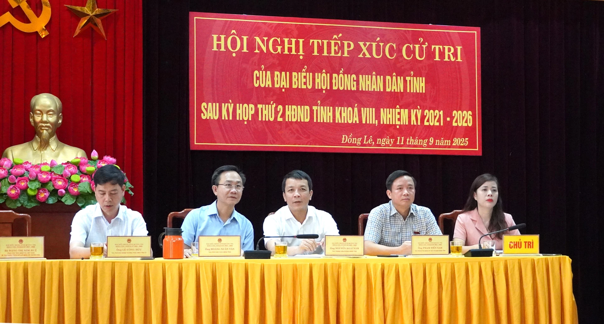 Đại biểu HĐND tỉnh tiếp xúc cử tri tại UBND xã Đồng Lê. Ảnh: H.Tr