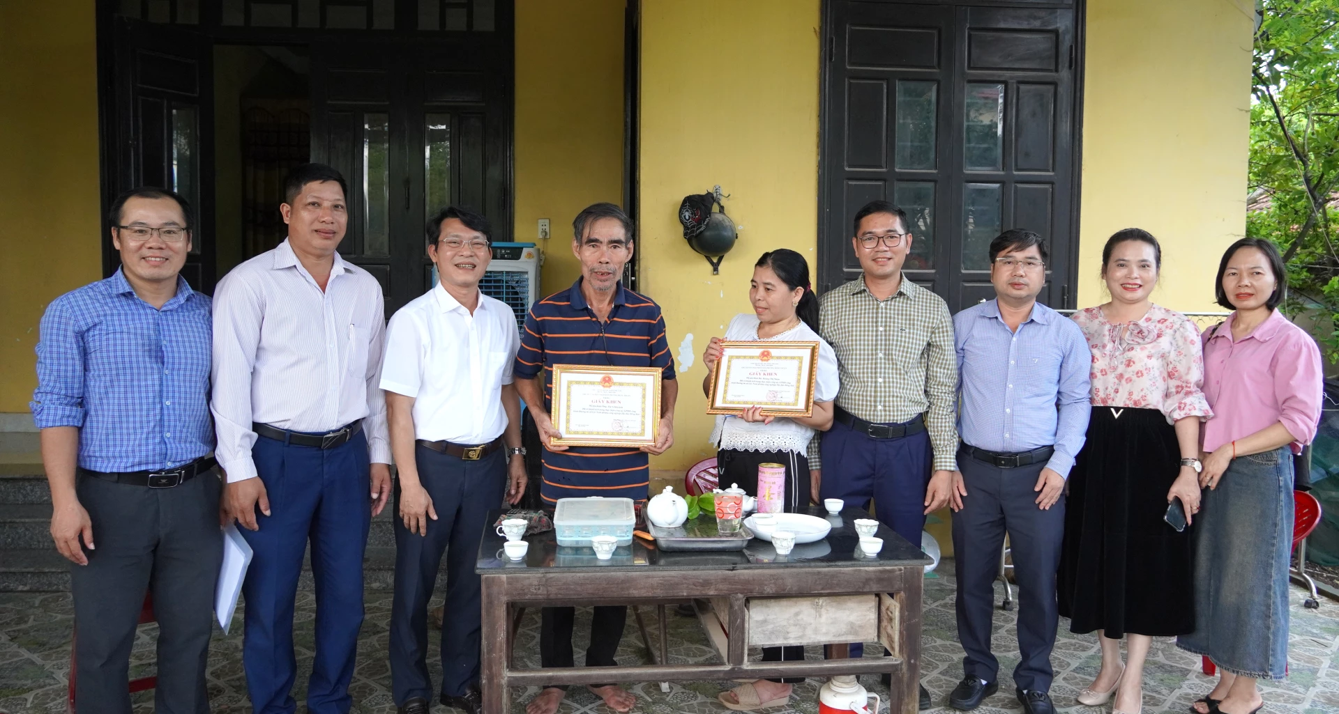 Đại diện lãnh đạo phường Đồng Thuận và các đơn vị liên quan khen thưởng cho các hộ gia đình đã góp phần bảo tiến độ thi công công trình. Ảnh: H.Tr.