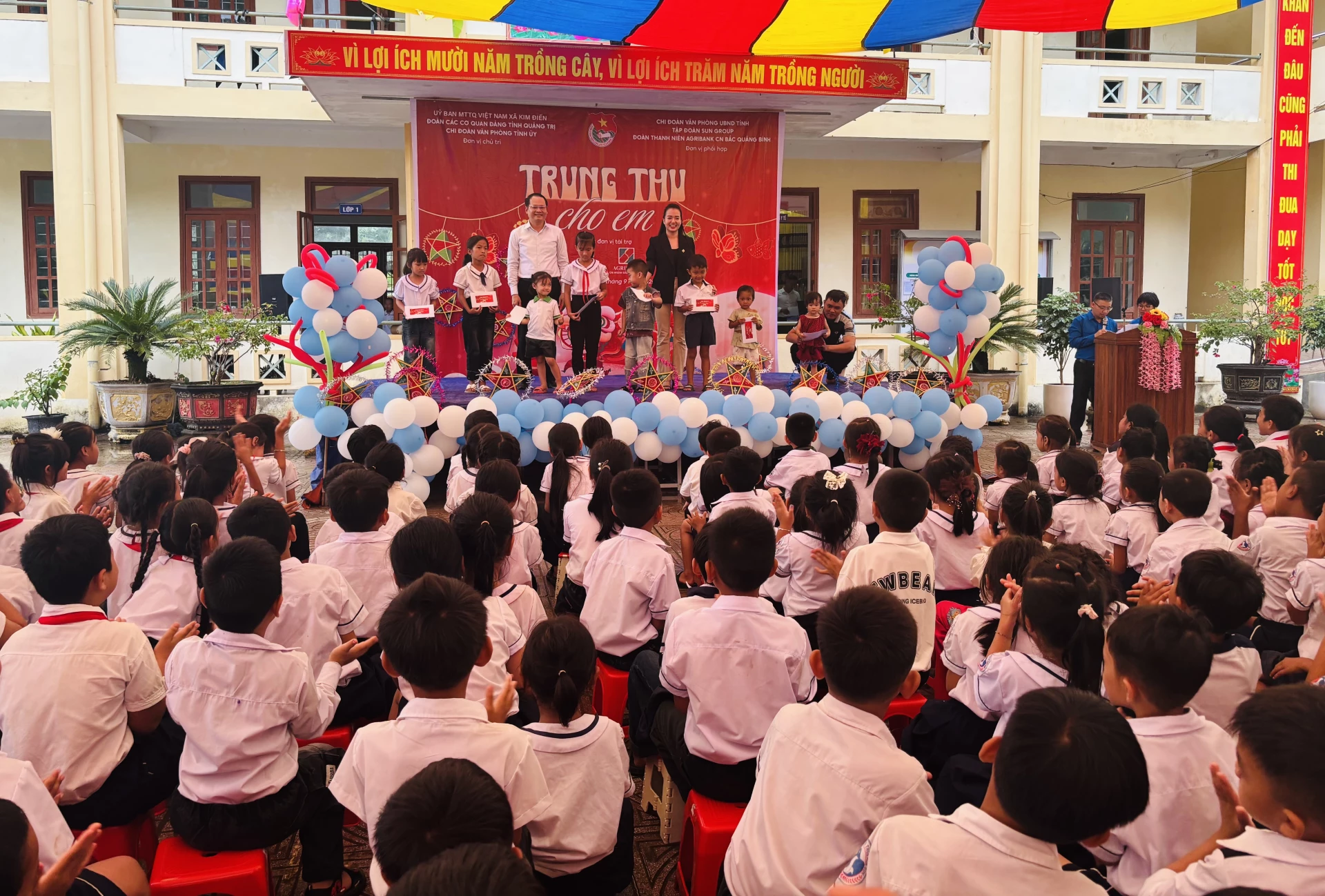 Trao học bổng cho học sinh có hoàn cảnh khó khăn - Ảnh: K.H
