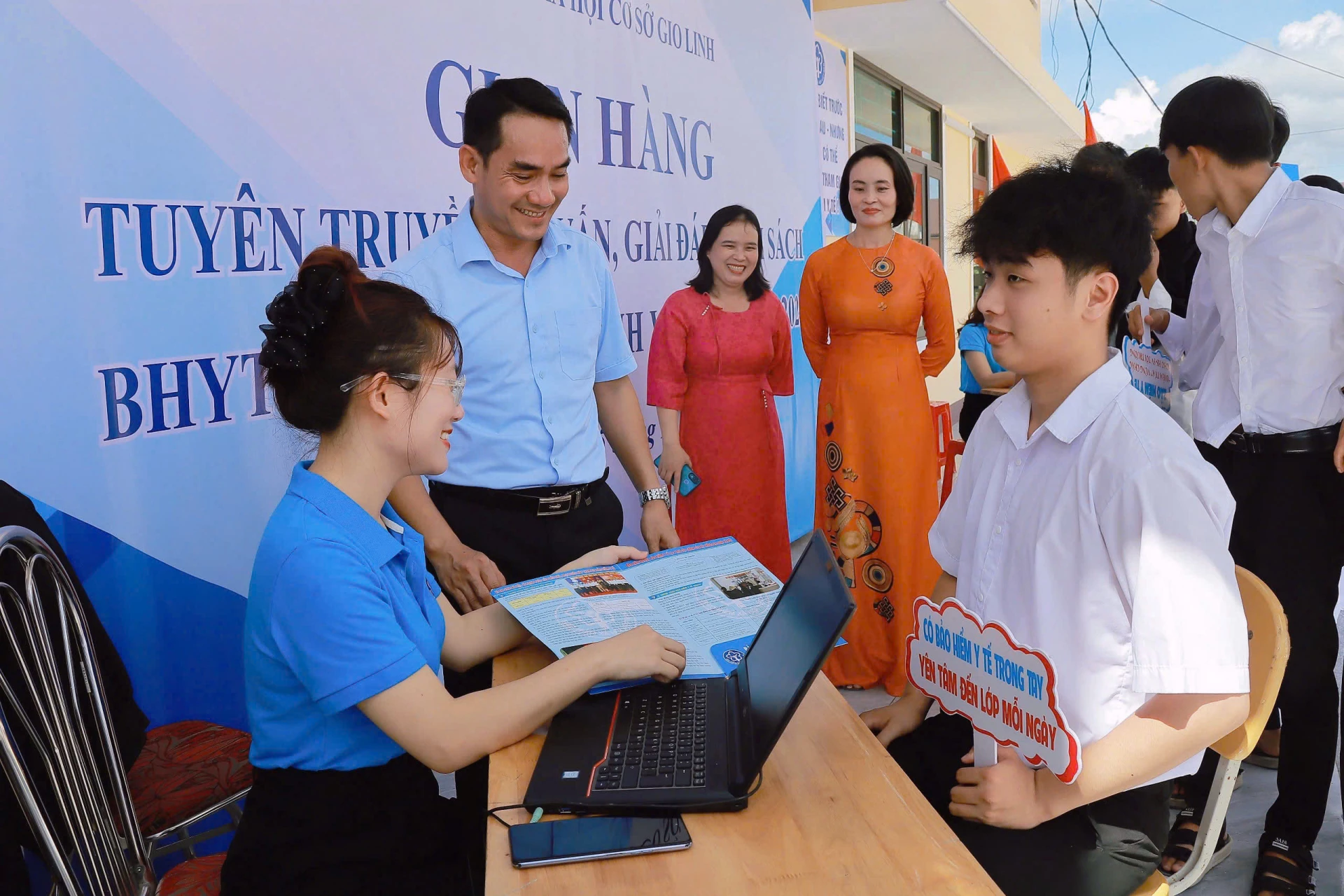 BHXH cơ sở Gio Linh tổ chức gian hàng tuyên truyền, giải đáp thắc mắc về chính sách BHYT cho HSSV và phụ huynh - Ảnh: T.T