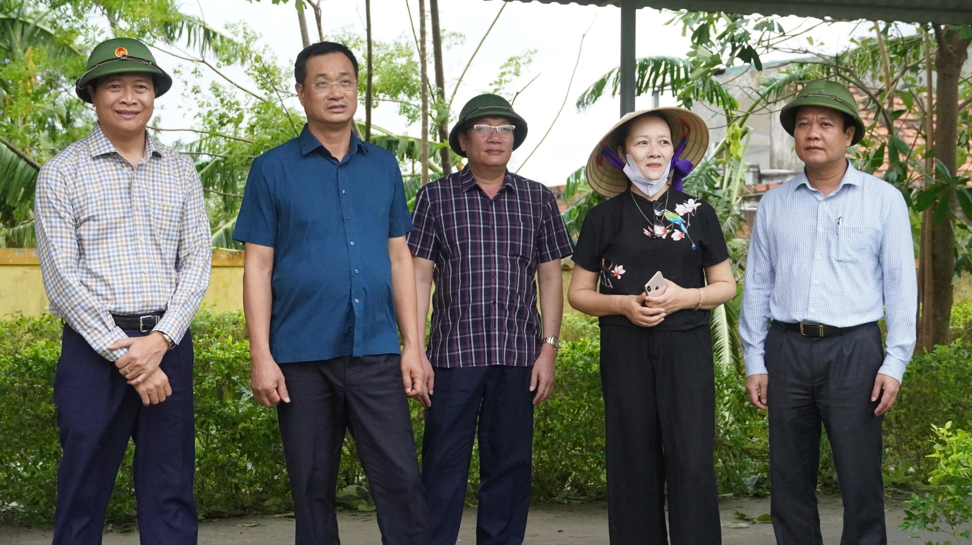 Đồng chí Bí thư Tỉnh ủy Lê Ngọc Quang thăm Trường Tiểu học số 1 Quảng Phú, xã Phú Trạch - Ảnh: QV