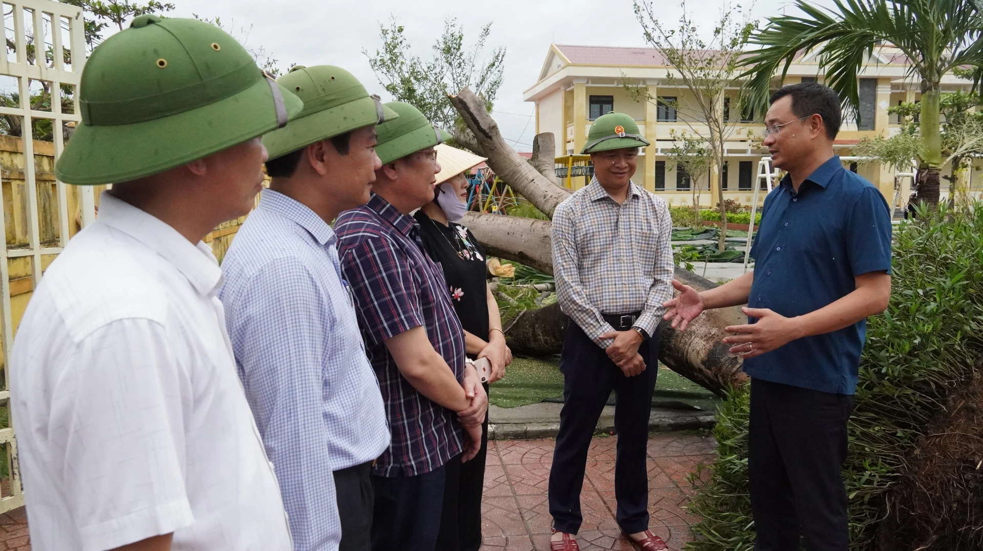 Đồng chí Bí thư Tỉnh ủy Lê Ngọc Quang thăm Trường Tiểu học số 1 Quảng Phú, xã Phú Trạch - Ảnh: QV