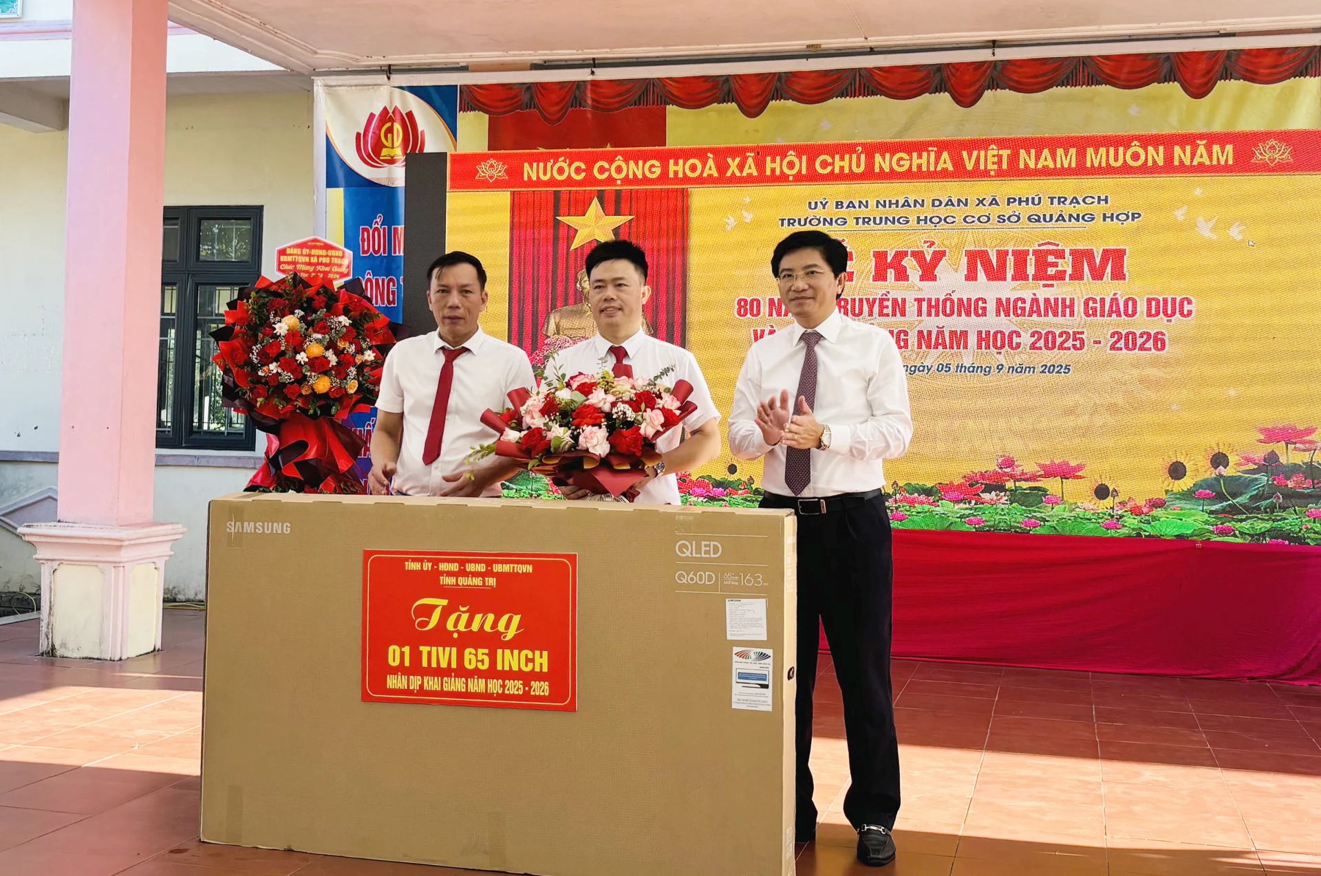 Trưởng Ban Tuyên giáo và Dân vận Tỉnh ủy Trương An Ninh tặng hoa, quà chúc mừng tập thể sư phạm Nhà trường - Ảnh: K.H