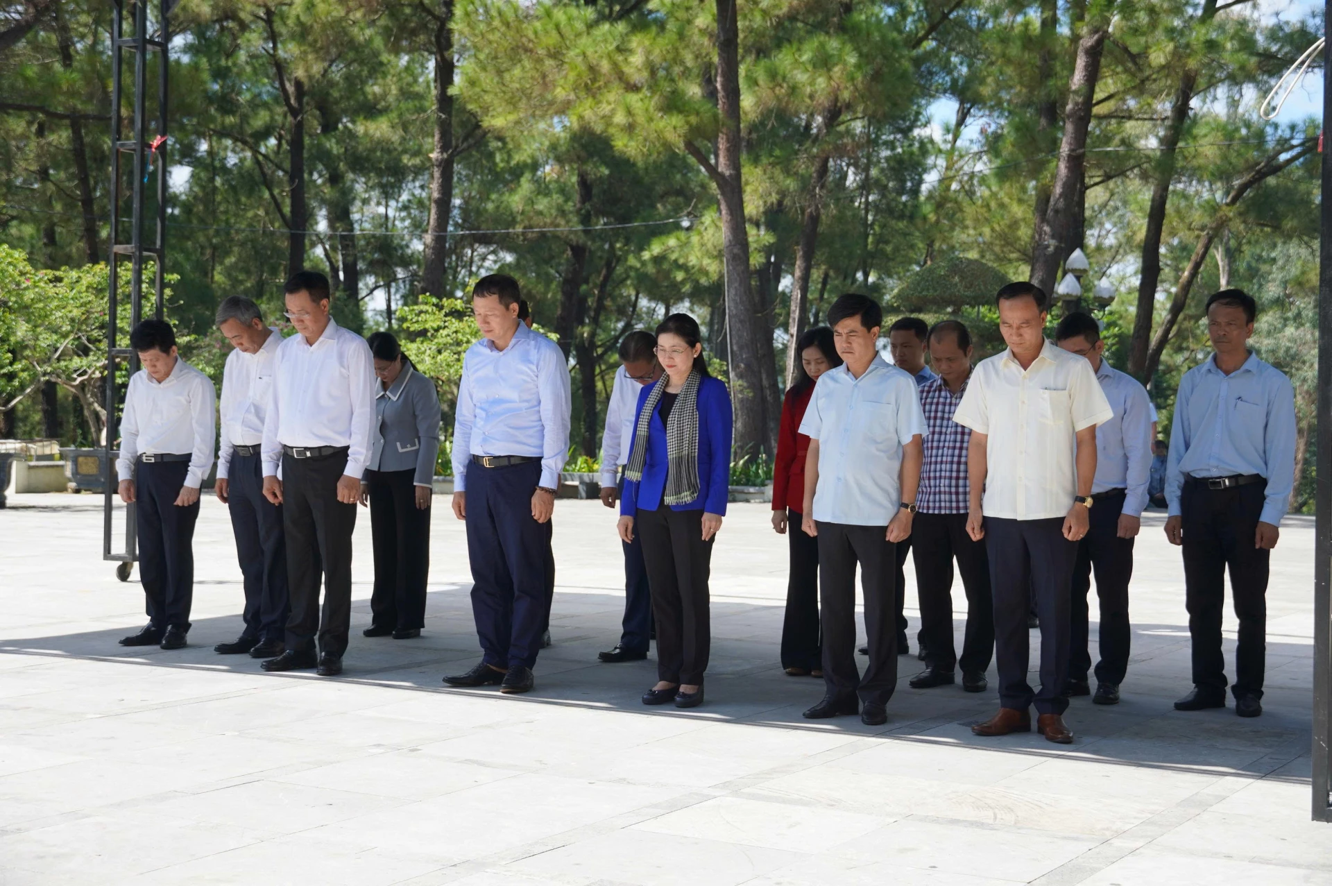 Các đại biểu dành phút mặc niệm tưởng nhớ các Anh hùng liệt sĩ - Ảnh: XP