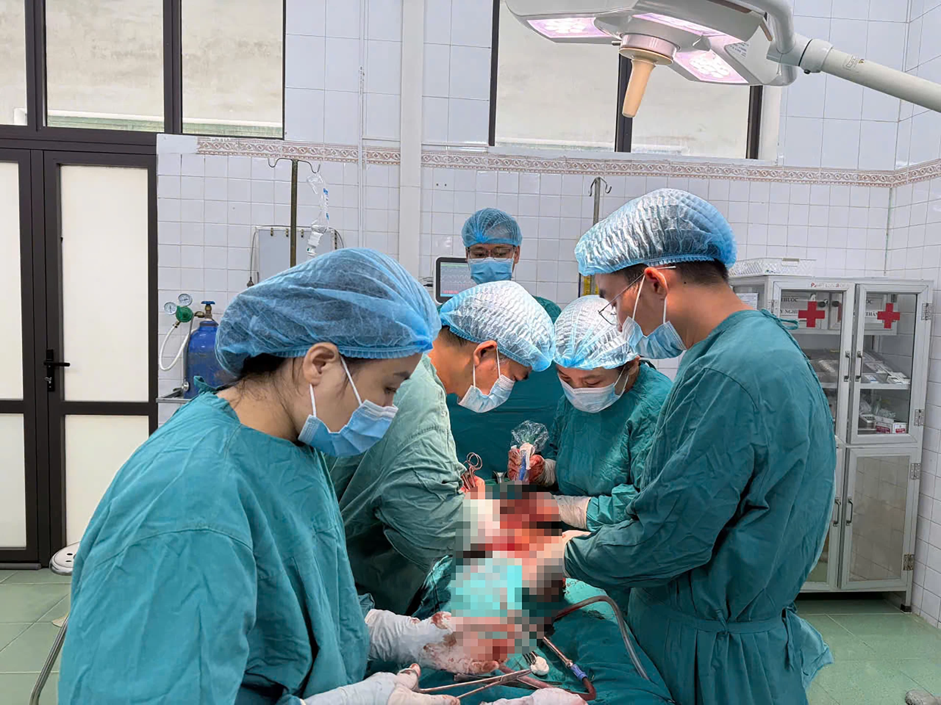 Các y bác sĩ tiến hành phẫu thuật, loại bỏ khối u nang buồng trứng bị xoắn, có nguy cơ vỡ.