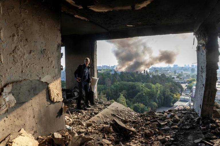 Một tòa nhà bị tấn công tại Kiev. Ảnh: Reuters