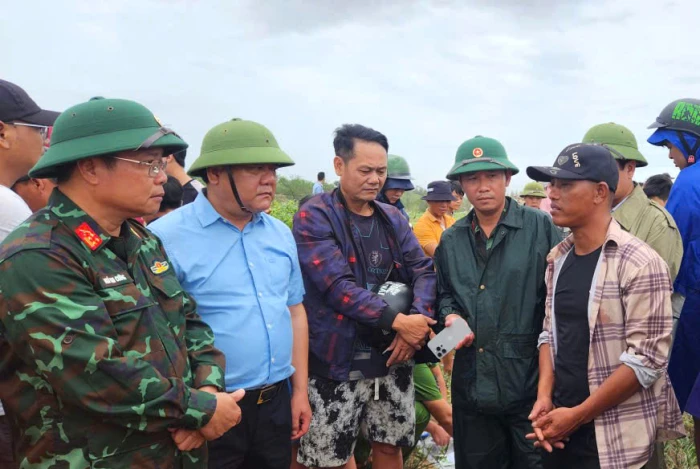 Khẩn trương tìm kiếm thuyền viên mất tích và trục vớt tàu cá gặp nạn