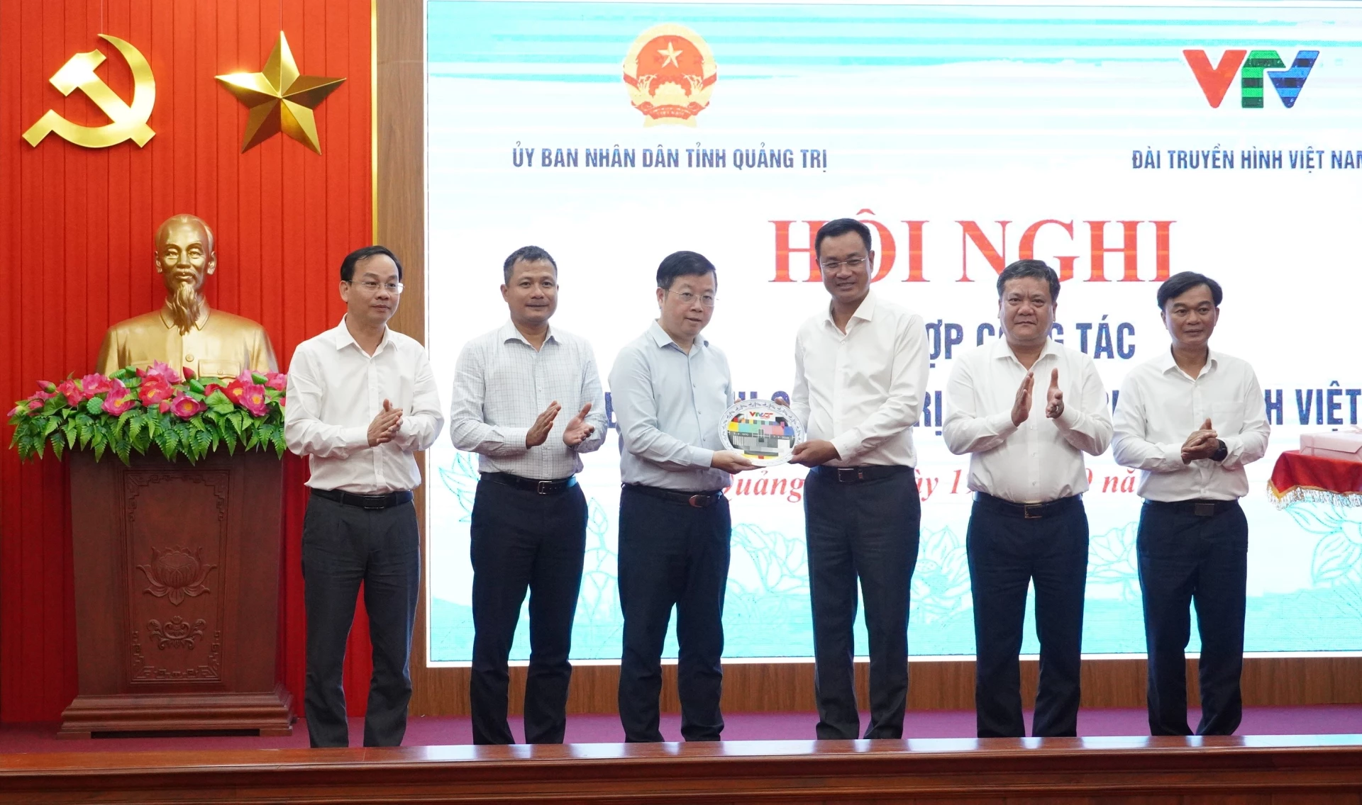 Lãnh đạo Đài THVN tặng quà cho lãnh đạo tỉnh Quảng Trị - Ảnh: QV